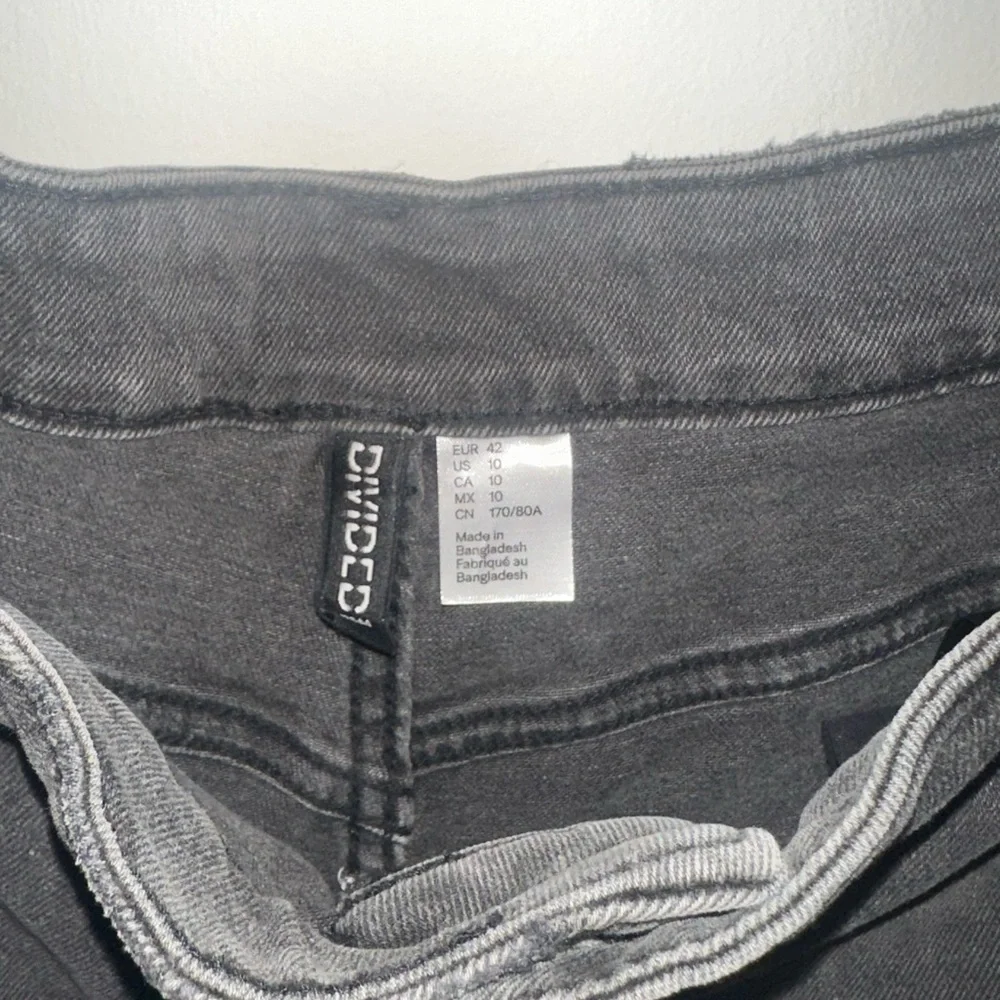 H&M Black/Grey Frayed Hem Jean Shorts - Picture 3 of 4
